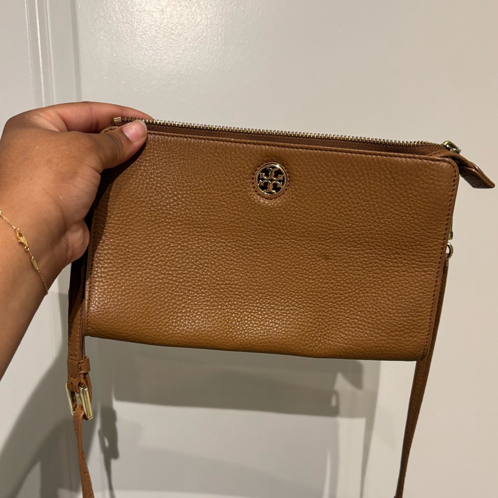 Tan Tory Burch leather crossbody bag with zipper closure #tanbag #ToryBurch